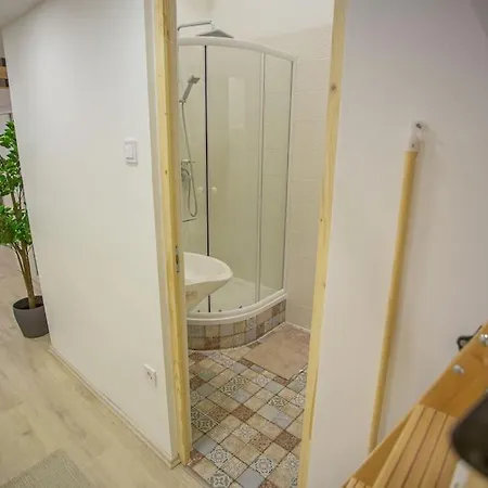 Cosy Two Bedroom Flat In Josika Street, Paprika *