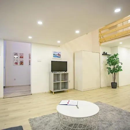Cosy Two Bedroom Flat In Josika Street, Paprika