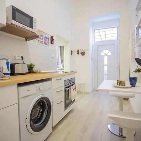Cosy Two Bedroom Flat In Josika Street, Paprika Apartment *